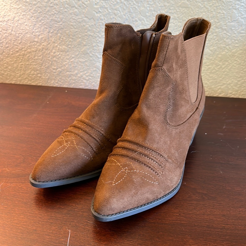 SALE!!  NWOT suede Carlos Santana Boots